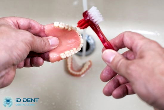 Уход за акриловым зубным протезом