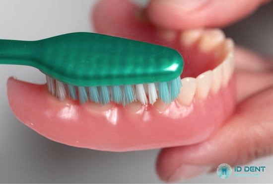 Догляд за знімними зубними протезами