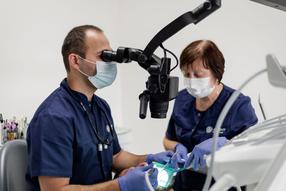 Tratamiento dental bajo microscopio